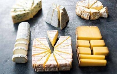 No corte de cada queijo mantenha seus formatos originais